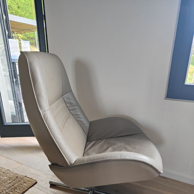 Bequemer Drehsessel mit Fusshocker in Echtleder