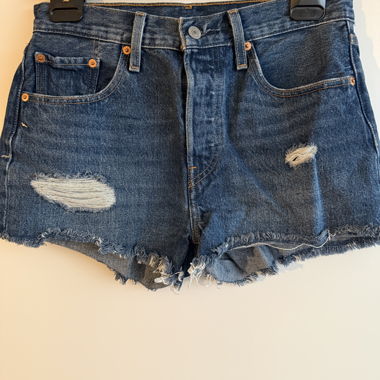 Short Levi's in denim