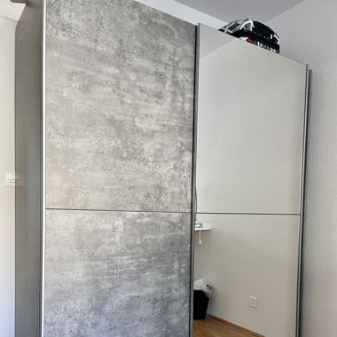 Gut erhaltener Kleiderschrank mit Spiegeltüren