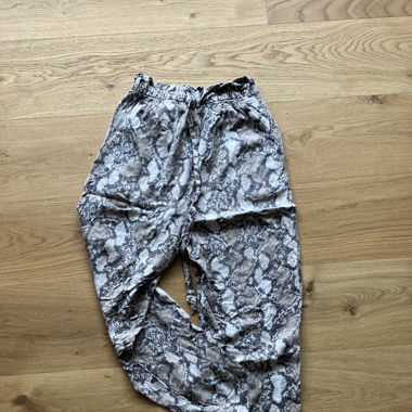 Schlangenprint Stoffhose