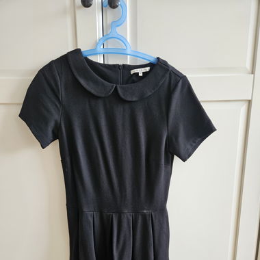 Schwarzes Kragenkleid