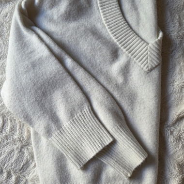 Pull blanc à encolure en V