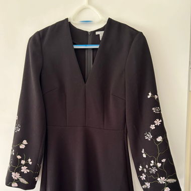 Kleid schwarz mit bestickten Ärmeln