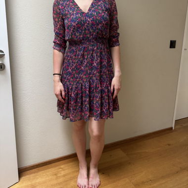 Geblümtes Kleid mit V-Ausschnitt