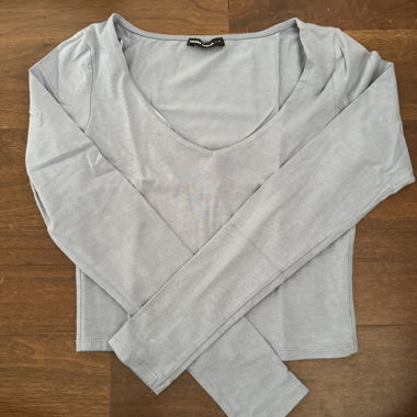 Hellblaues Longsleeve-Croptop