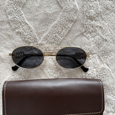 Occhiali da sole replica Miu Miu con custodia