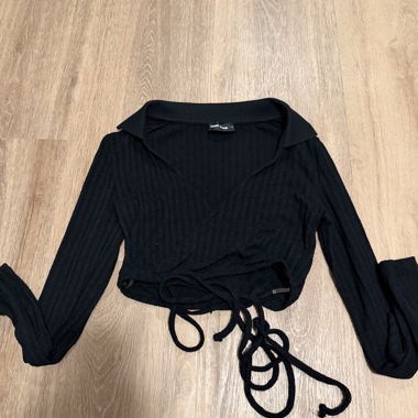 Top crop nero con cordoncino