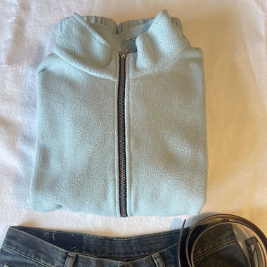 Hellblauer Pullover