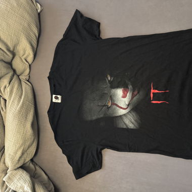 T-shirt mit IT Logo Gr. L