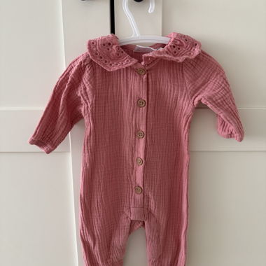 Combinaison bébé rose en mousseline