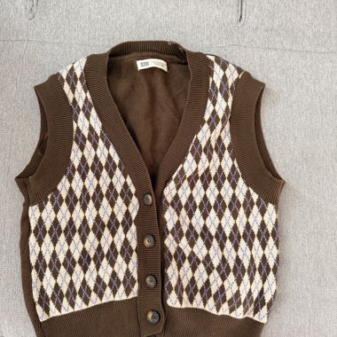 Braune Strickweste und Minirock mit Muster