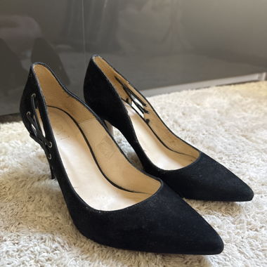 Black heeled shoes