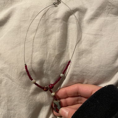 kurze Rote Perlenkette mit Anhänger