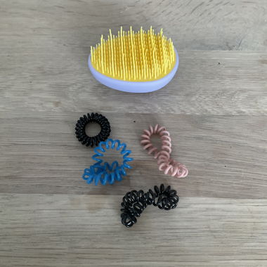 Kemon hairbrush with hair ties