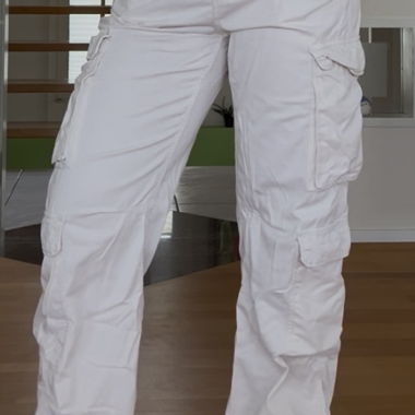Weisse Cargo-Hose mit vielen Taschen