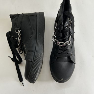 Schwarze High-Top-Sneaker mit Ketten-Detail