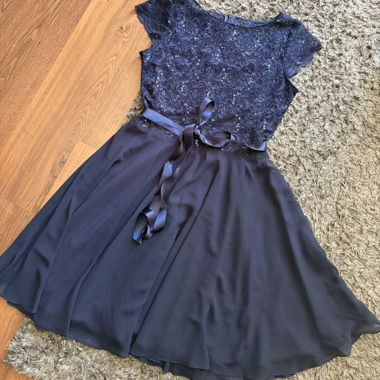 Elegantes dunkelblaues Kleid