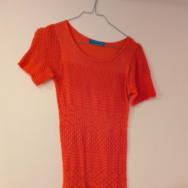 Rotes gehäckletes Kleid