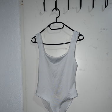 Weißer Basic-Body ohne Ärmel