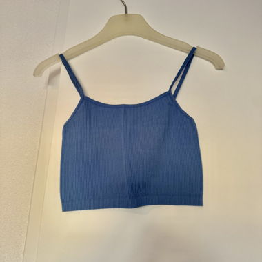 Top crop blu con spalline sottili