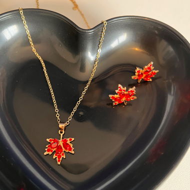 Goldfarbenes Schmuckset mit Blattmotiv