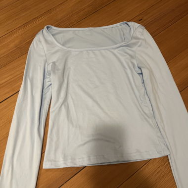 Top a maniche lunghe azzurro chiaro