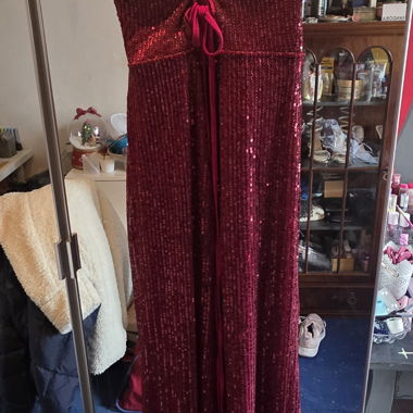 Abito da sera bordeaux con paillettes