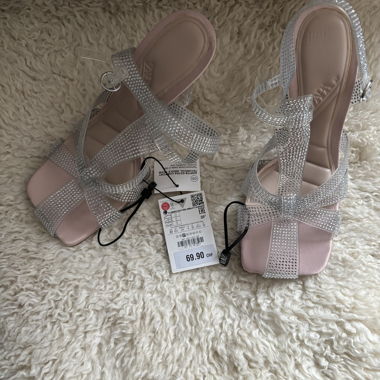 Sandales à talons ornées de strass signées Zara (37)