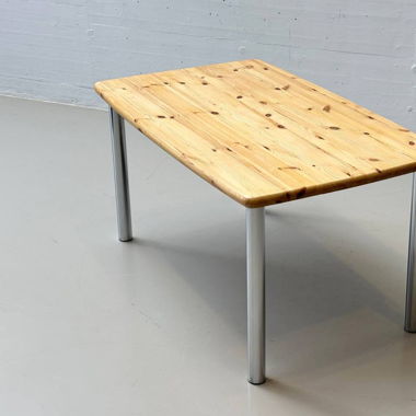 Charmanter Esstisch aus Kiefernholz  