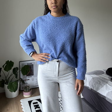Babyblauer Pullover mit Strickmuster