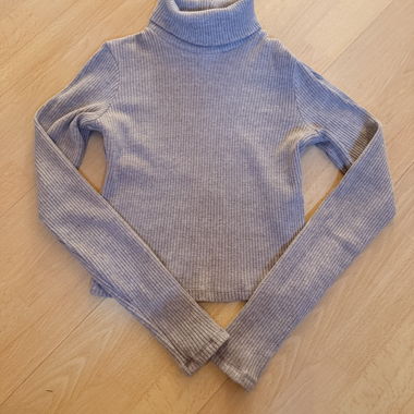 Crop top corto grigio a coste con collo alto