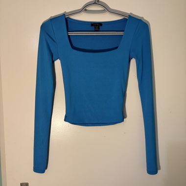 Manica lunga blu con scollo quadrato
