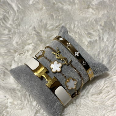 Set di bracciali bianchi