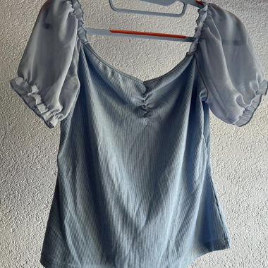 Haut d'été bleu clair
