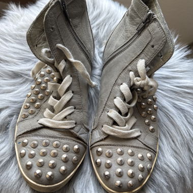 graue Leder Nieten-Sneaker mit Reissverschluss