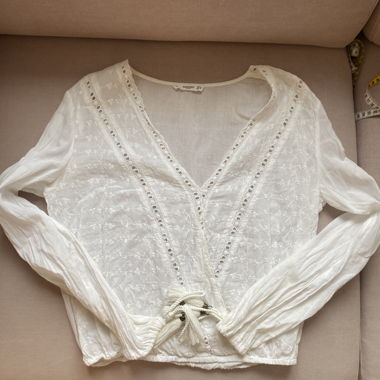 Weisse Bluse mit Stickereien