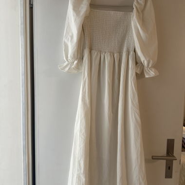 Weisses Midikleid mit Puffaermeln