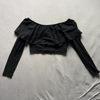Haut noir décolleté épaules nues