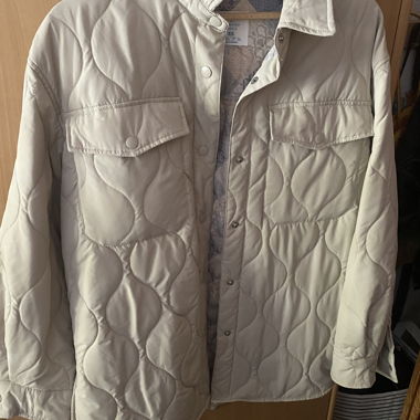 Beige wattierte Jacke
