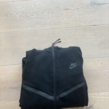 Black nike tech