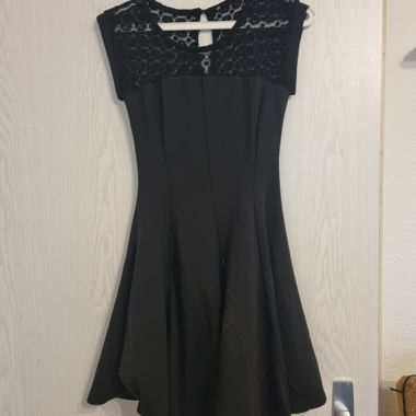 Robe noire en dentelle