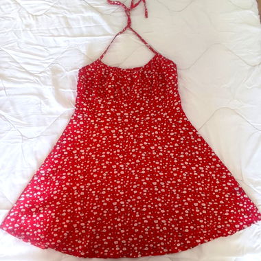 Rückenfreies rotes Blumen-Kleid
