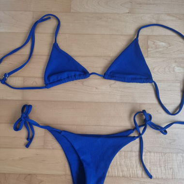 Dunkelblauer Bikini