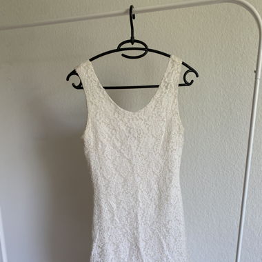 Elegantes Kleid mit weisser Stickerei