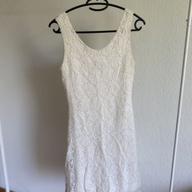 Elegantes Kleid mit weisser Stickerei