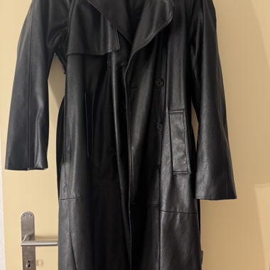 Manteau trench coat noir en cuir synthétique