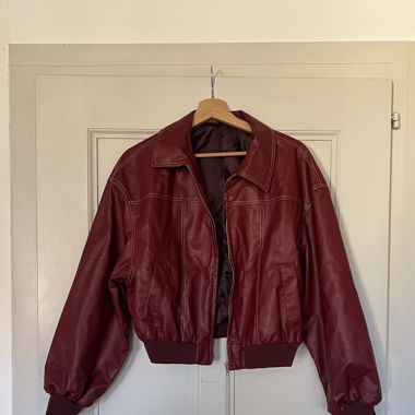 Rote Lederjacke
