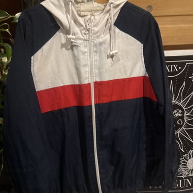 Giacca antivento tricolore con cappuccio
