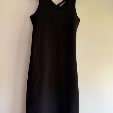 Black sleeveless dress