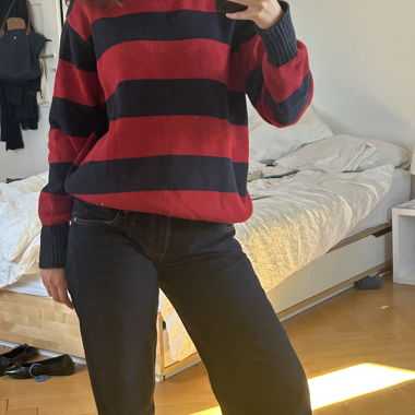 Pull rayé rouge et bleu 